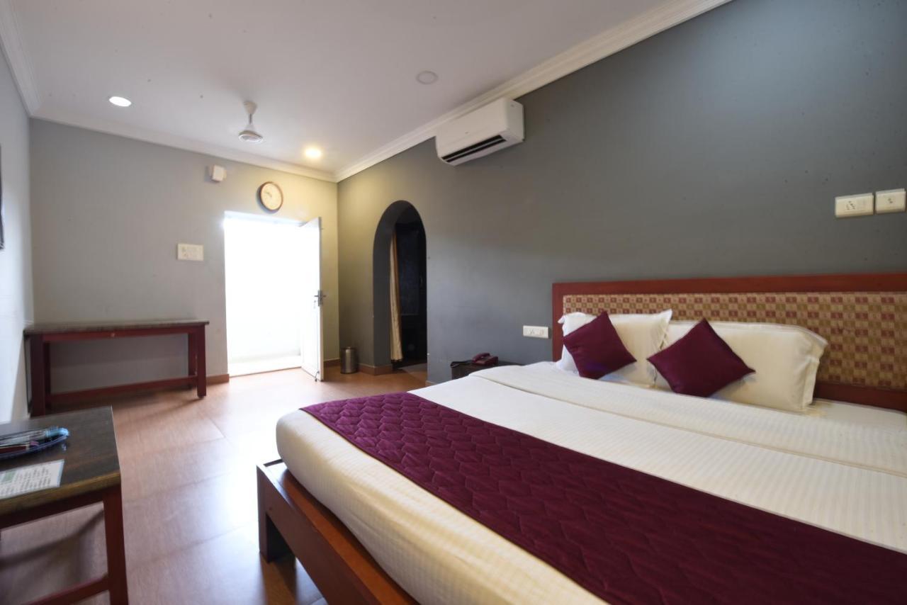 Hotel King Park Пондичерри Экстерьер фото